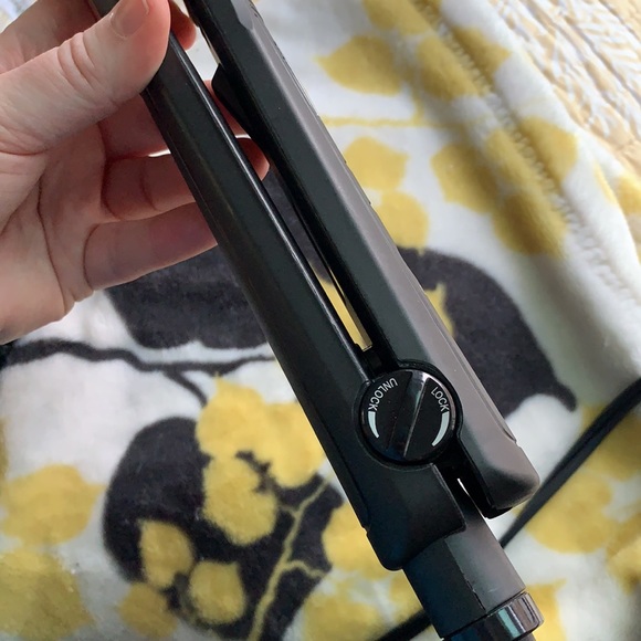 EUC Revlon Straightener - Picture 2 of 5